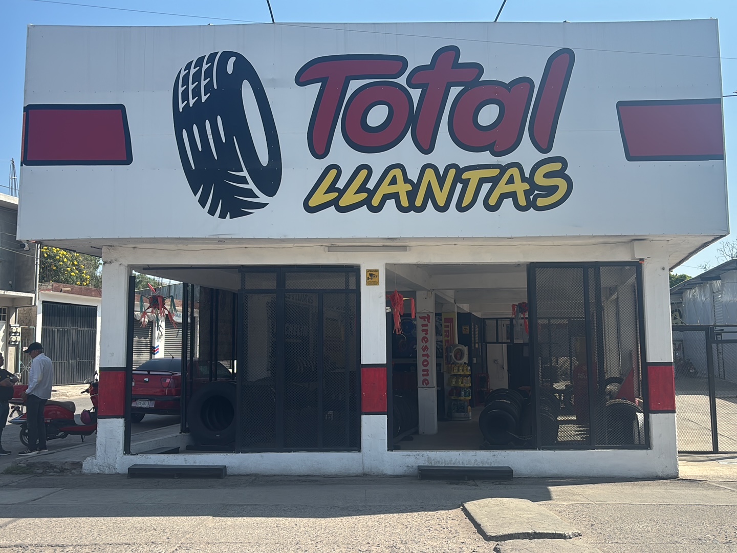 Fachada de Total Llantas en 5 de Febrero esquina Ávila Camacho