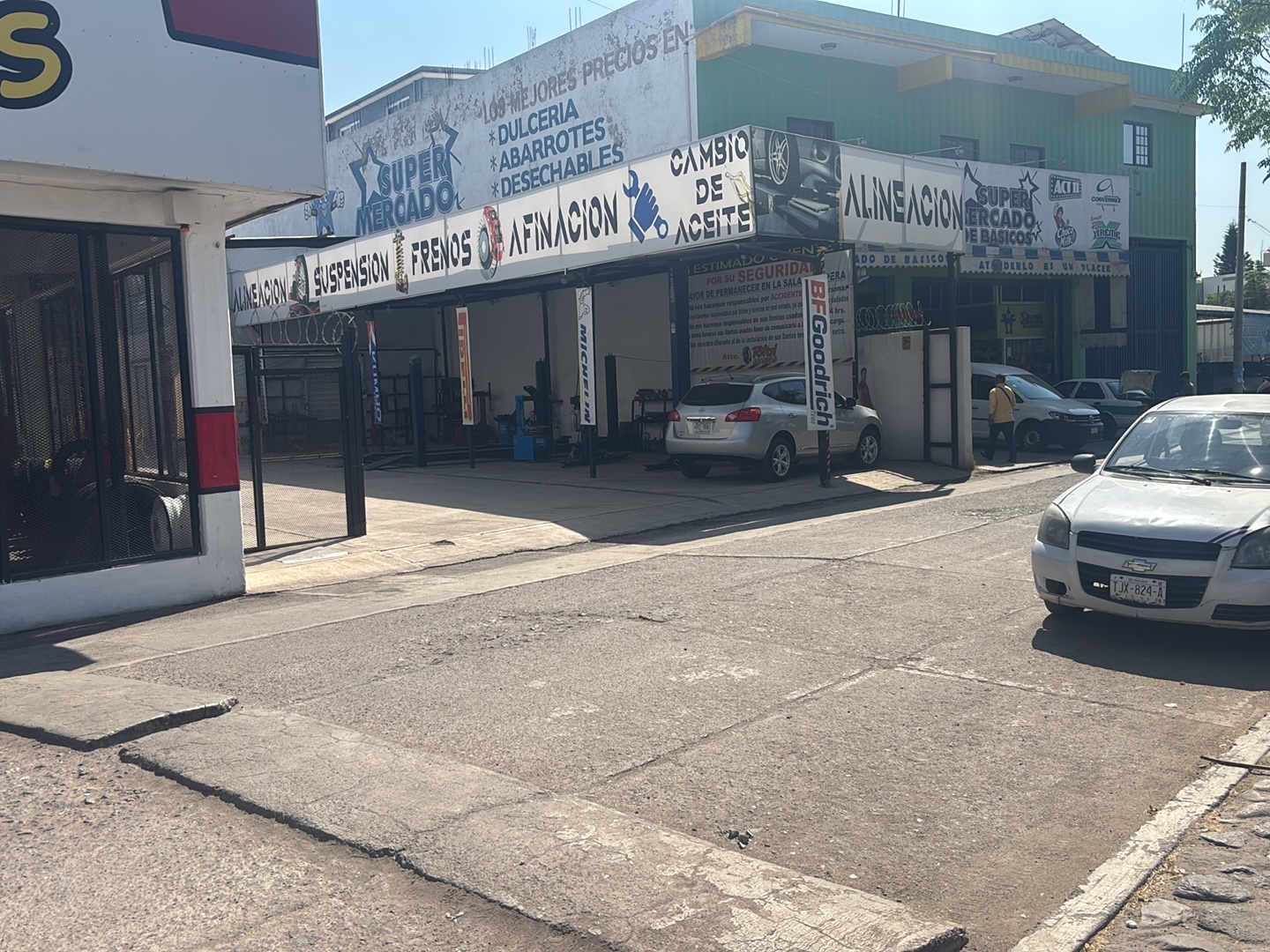 Calle frente a Total Llantas en Huajuapan de León