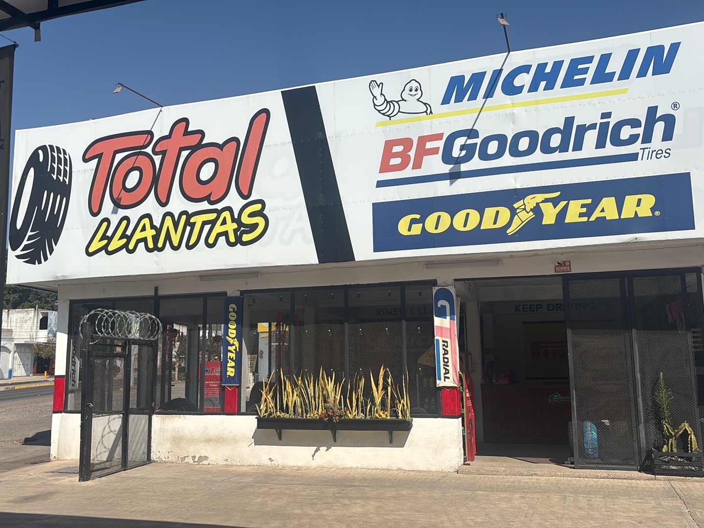 Exterior de Total Llantas con marcas de llantas